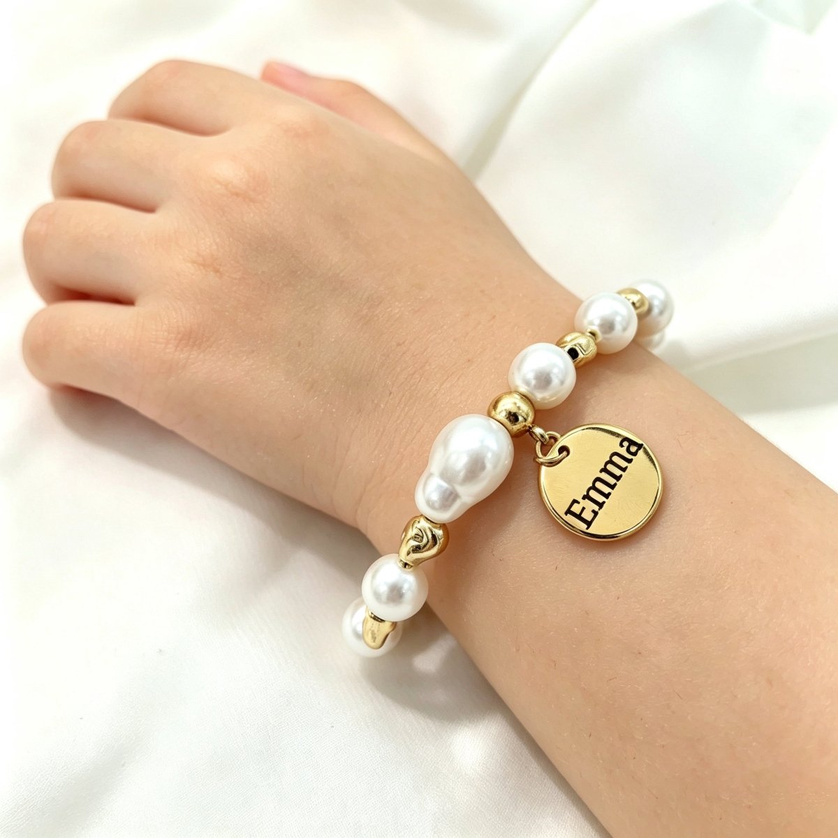 Baroque Pearl Engraved Name Disc Charm Girls Bracelet - Glaxias
